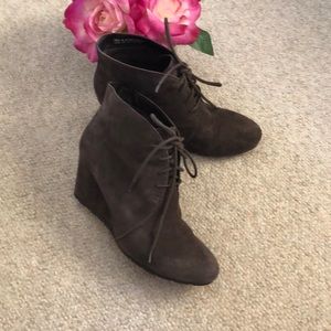 Clarks Artisan gray suede wedge boots